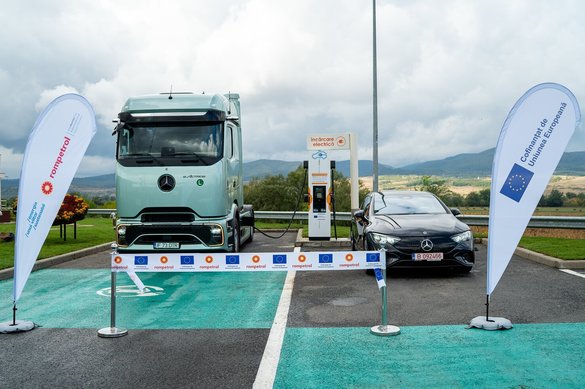 FOTO KMG Rompetrol a instalat la granița cu Ungaria 11 stații de încărcare a mașinilor electrice, care au costat 2,2 milioane euro