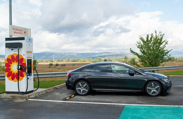 FOTO KMG Rompetrol a instalat la granița cu Ungaria 11 stații de încărcare a mașinilor electrice, care au costat 2,2 milioane euro