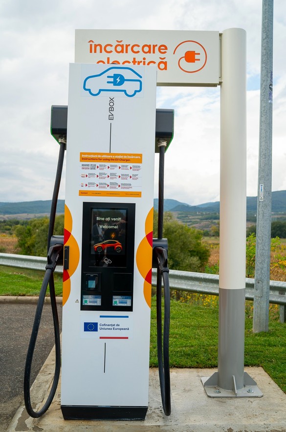 FOTO KMG Rompetrol a instalat la granița cu Ungaria 11 stații de încărcare a mașinilor electrice, care au costat 2,2 milioane euro