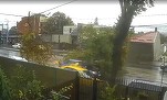 Incident grav - Un copac a căzut peste o mașină în mers, în București VIDEO